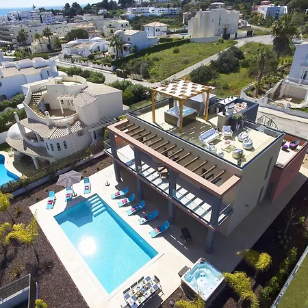 Villa In Armacao De Pera With Sea Views & Pool Armação de Pêra